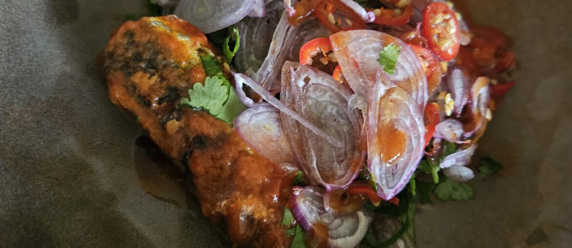 Sardine à la tomate Coriandre échalotes piment oiseau