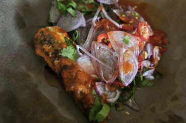 Sardine à la tomate Coriandre échalotes piment oiseau