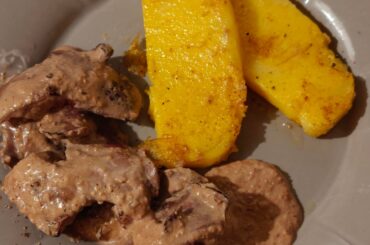 Foies de lapin, polenta et sauce aux noix