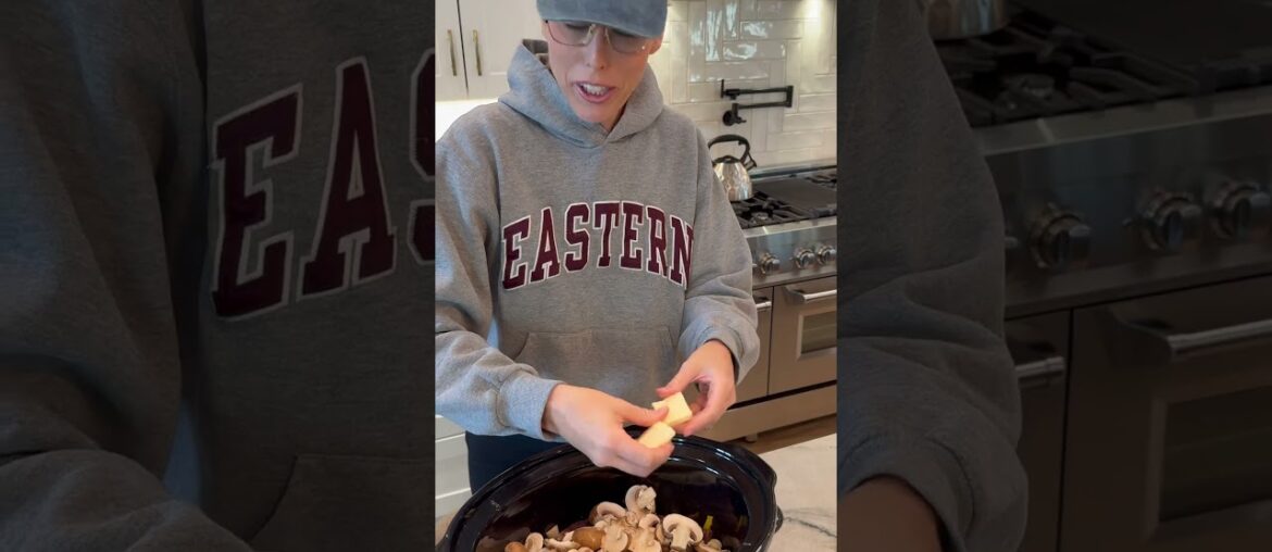 Mississippi French Dip Sandwiches RECIPE on dinnerin321.com #recipe #easyrecipe #sandwich #dinner