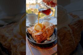 極厚食パン型ブリオッシュをスキレッでバターと焼き上げた『フレンチトースト ロワイヤル』 #japanesefood #スイーツ #カフェ