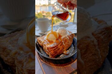 極厚食パン型ブリオッシュをスキレッでバターと焼き上げた『フレンチトースト ロワイヤル』 #japanesefood #スイーツ #カフェ