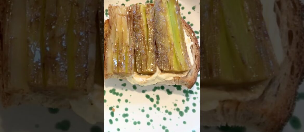 Poireaux vinaigrette on toast (with hummus)