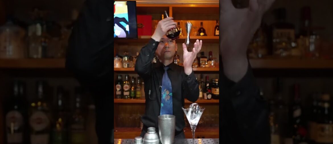 Wait for the pour... French Berry Martini 🍸 #cocktail #bar#shorts