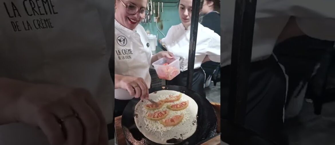 Sandrine enseña a Sabrina, nueva estudiante de repostería que ha entrado en Prácticas en La Creme