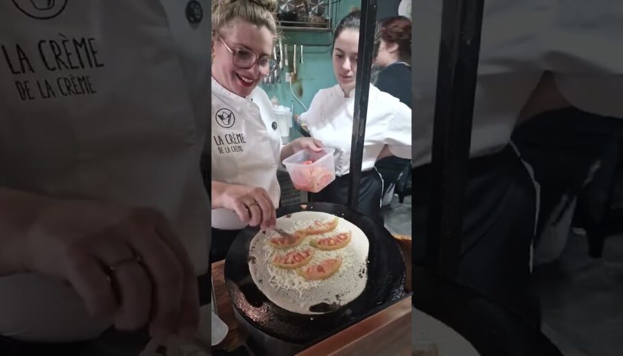 Sandrine enseña a Sabrina, nueva estudiante de repostería que ha entrado en Prácticas en La Creme