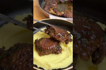 Coq au Vin - петух в вине. Классика французской кухни, которую веками готовят в ресторанах Франции.