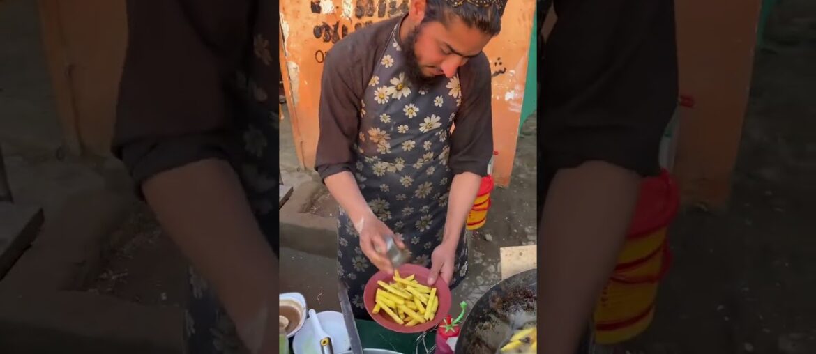 Putting Hand in the Boiling Oil 🤔Qari Chips and soup French fries recipe @PakistanStreetFood-z5r
