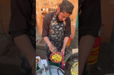 Putting Hand in the Boiling Oil 🤔Qari Chips and soup French fries recipe @PakistanStreetFood-z5r