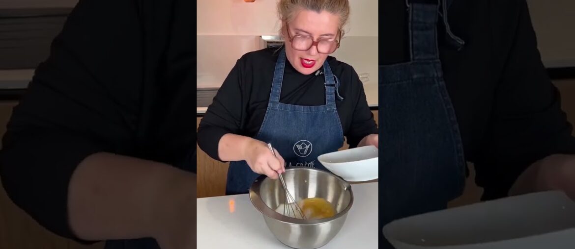 El truco para un bizcocho superesponjoso. Batir huevos y azúcar hasta duplicar volumen 🍞🍎 #bizcocho