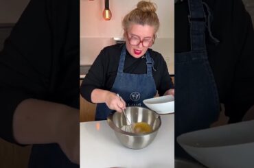 El truco para un bizcocho superesponjoso. Batir huevos y azúcar hasta duplicar volumen 🍞🍎 #bizcocho