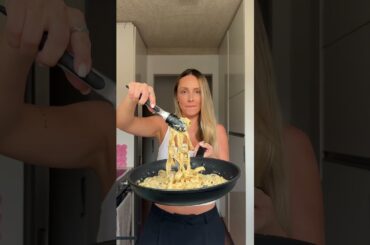 Day 3 of my one-pan pastas - Creamy French Onion Mushroom Pasta 🤍 RECIPE IN DESCRIPTION 👇