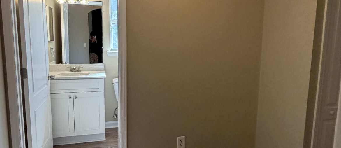 How can I fit a vanity and storage space here?