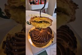 케잌에 인형이 들어있다고요?Are you saying there's a doll in the cake? #갈레트데루아#메종엠오#스타벅스콜라보#프랑스디저트