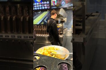 World’s best holland fries of Amsterdam #streetfood #foodie #streetfoodindia #europetravel