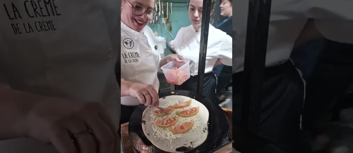 Sandrine enseña a Sabrina, estudiante en prácticas, cómo hacer las Galettes (crepes saladas) Sandrine enseña a Sabrina, estudiante en prácticas, cómo hacer las Galettes (crepes saladas)