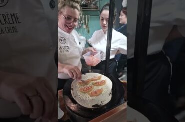 Sandrine enseña a Sabrina, estudiante en prácticas, cómo hacer las Galettes (crepes saladas)