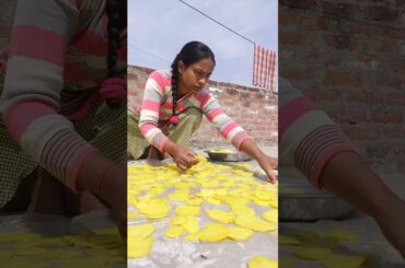 आलू के Chips 😊 #potatochips #recipe #holispecial #minivlog #vlog #shorts #youtubeshorts #viral