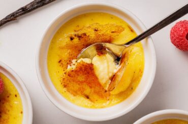 The Best Easy Crème Brûlée Recipe (4 Ingredients!)