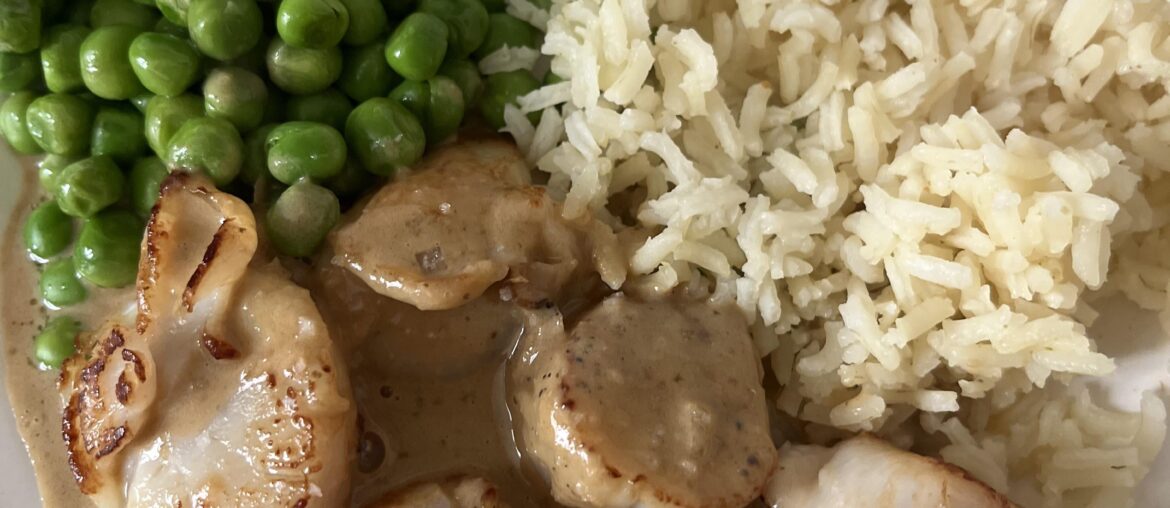 Noix de Saint-Jacques snakées, jus réduit aux barbes de Saint-Jacques et petits pois confits