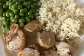 Noix de Saint-Jacques snakées, jus réduit aux barbes de Saint-Jacques et petits pois confits