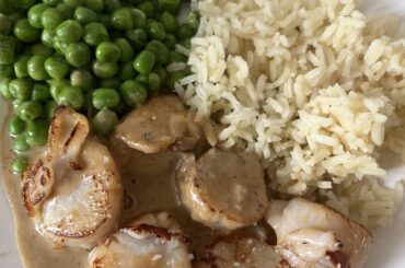 Noix de Saint-Jacques snakées, jus réduit aux barbes de Saint-Jacques et petits pois confits