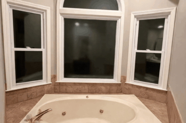 How are curtains supposed to be hung for privacy in this bathroom?