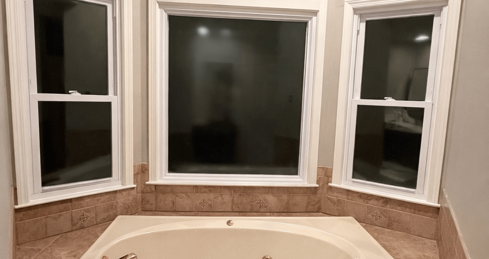 How are curtains supposed to be hung for privacy in this bathroom?