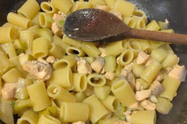 Mezzi rigatoni with salmon, green apple and whisky