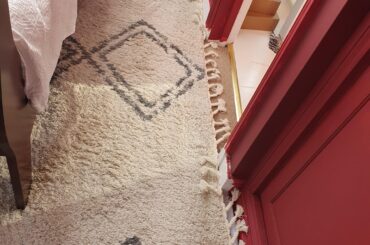 Can I safely remove the tassel from the rug?