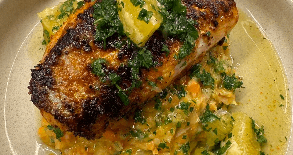 Colin avec mélange d'épices chipotle & paprika fumé, sur un lit de purée de pommes de terre & carottes, nappé d'une sauce à l'orange, au citron, au persil & à la ciboulette + Dessert Crêpes Nocciolata.