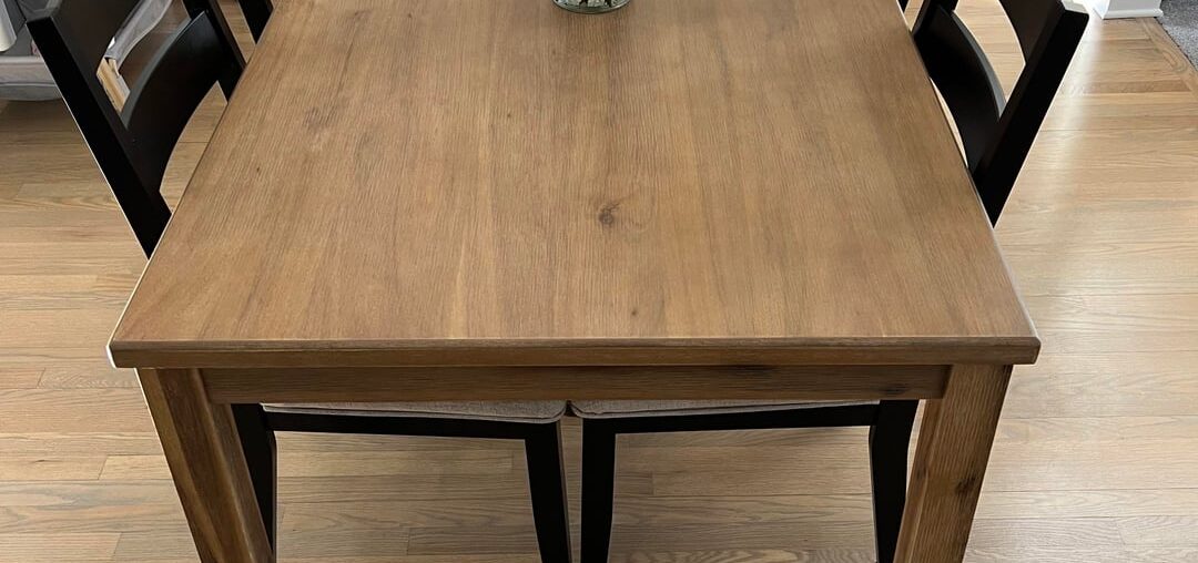Does this table go with the floor?