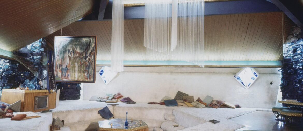 Conversation pit at Shin’en Kan, designed by Bruce Goff. Cellophane strips and goose feathers hung from the ceiling move as air circulates, refracting light. [1990x2048]