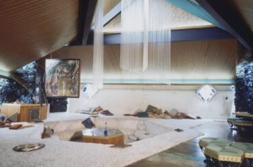 Conversation pit at Shin’en Kan, designed by Bruce Goff. Cellophane strips and goose feathers hung from the ceiling move as air circulates, refracting light. [1990x2048]