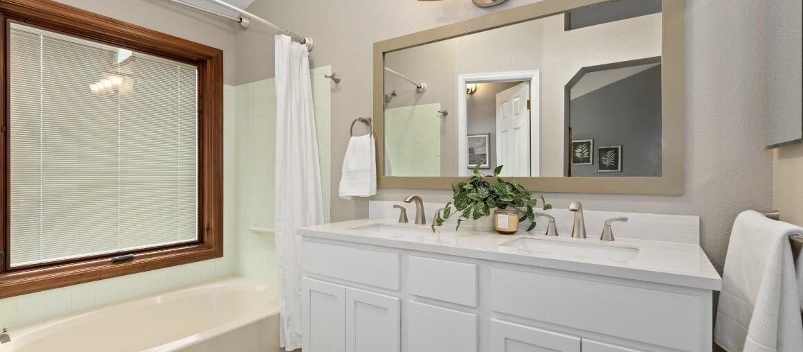 Paint color or wallpaper ideas to match mint green tile in bathroom. Paint color or wallpaper ideas to match mint green tile in bathroom.