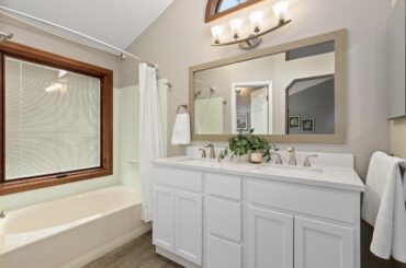 Paint color or wallpaper ideas to match mint green tile in bathroom.