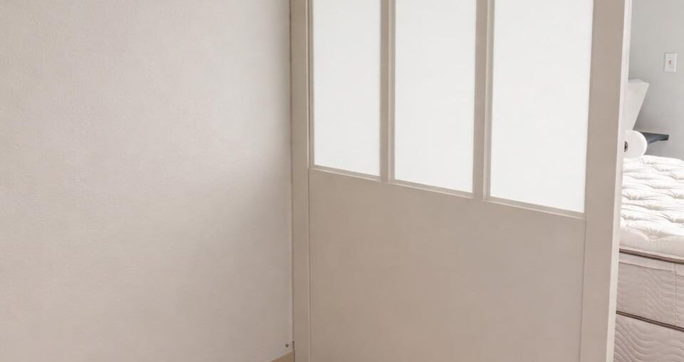 We’re trying to decide on a blue or white color for the divider at the hotel I work at, any thoughts or opinions are appreciated!