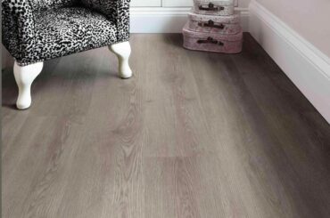 Grey oak effect flooring - baseboard colour