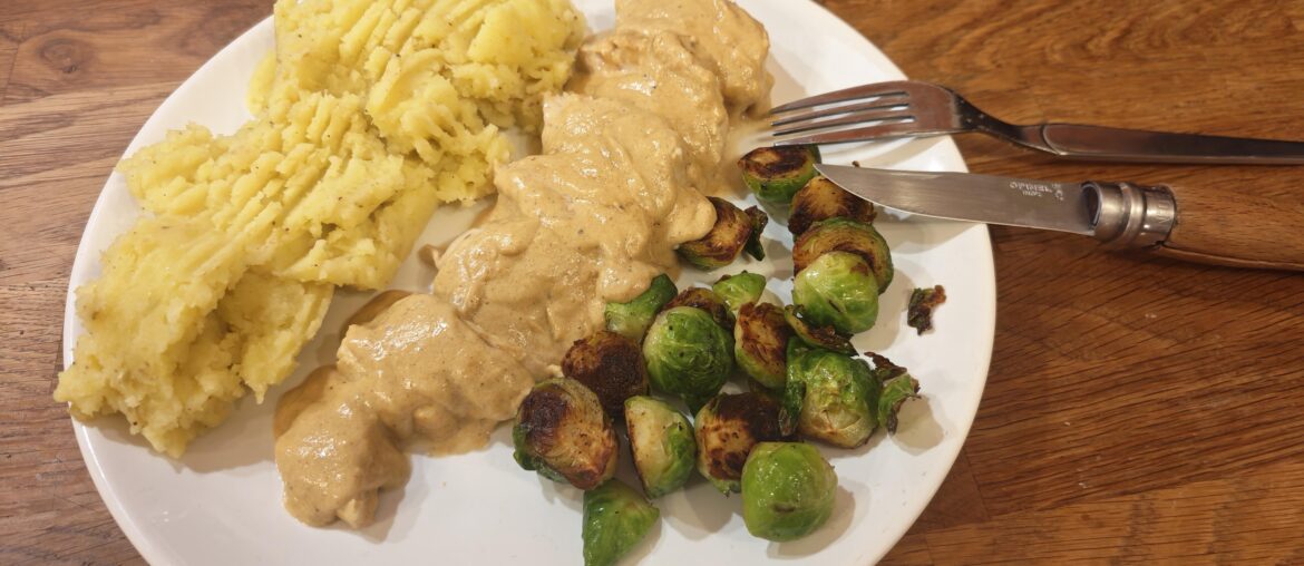 Filet de poulet sauce moutarde, écrasé de patates et choux de Bruxelles braisés.