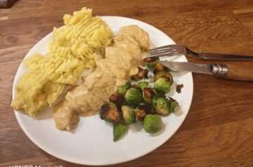 Filet de poulet sauce moutarde, écrasé de patates et choux de Bruxelles braisés.