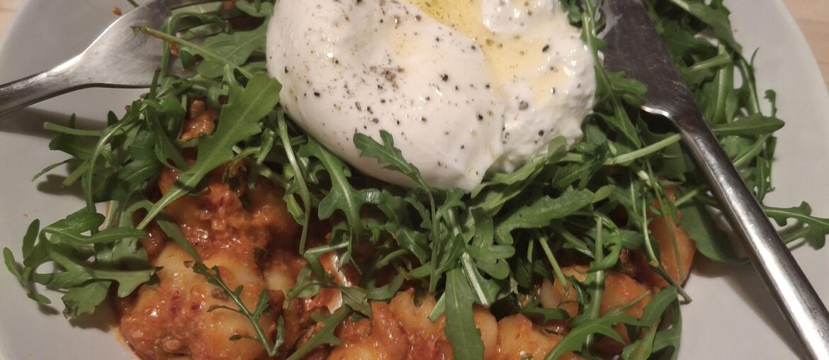 Gnocchi au ragoût et nduja, roquette, burrata
