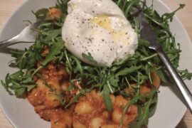 Gnocchi au ragoût et nduja, roquette, burrata
