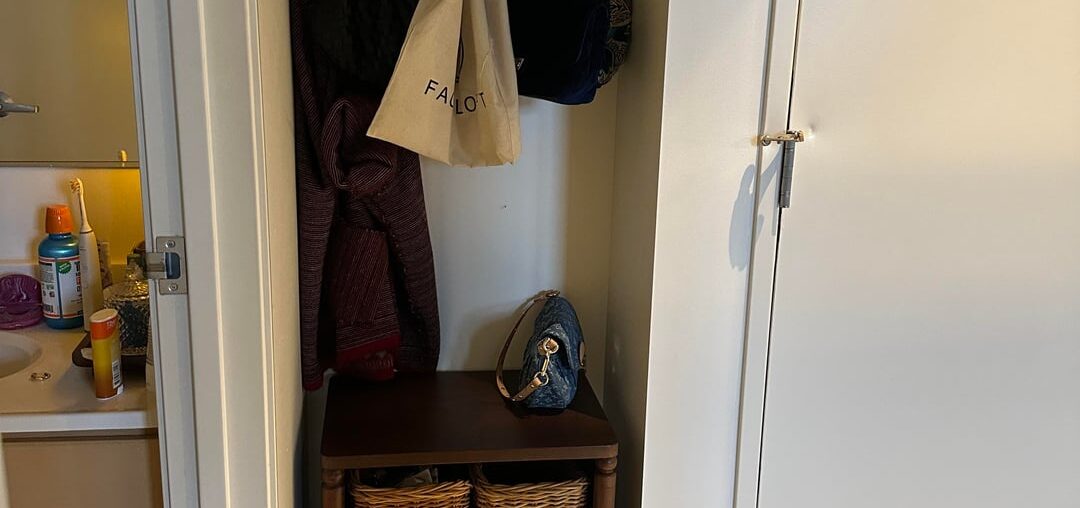 Added this new table to my entryway nook. How do we feel about it?