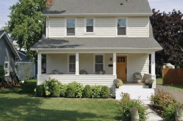 Clapboard or Shake Shingles? New England home siding options.