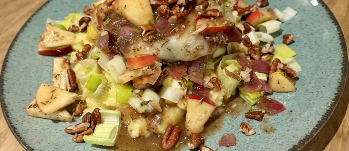 Portobello with taleggio cheese and balsamic strawberry sauce. With mashed potatoes with apple leek and pecan nuts