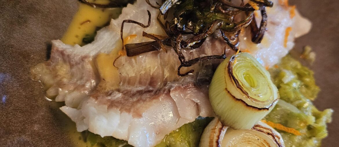 Filet de daurade Sebaste avec fondu de poireaux et vert de poireaux frit sauce à l'orange