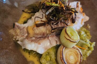 Filet de daurade Sebaste avec fondu de poireaux et vert de poireaux frit sauce à l'orange