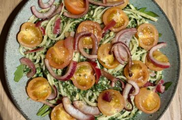 Spaghetti with a homemade pesto, rucola, roasted cherry tomatoes and red onions.