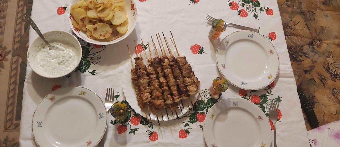 Salade de Concombre au fromage blanc et Aneth + Brochettes de Veau et Pommes de Terre sautées. Verre d'eau du robinet.