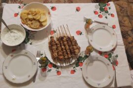 Salade de Concombre au fromage blanc et Aneth + Brochettes de Veau et Pommes de Terre sautées. Verre d'eau du robinet.